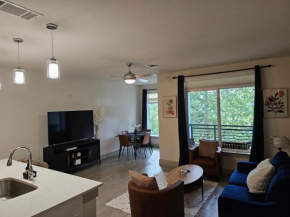 Gorgeous Condo facing the Riverwalk with a King Suite